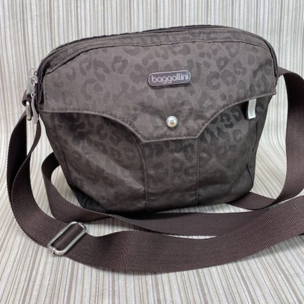 Baggallini Animal Cheetah Leopard Print Brown Nylon Crossbody Bag Travel Purse
